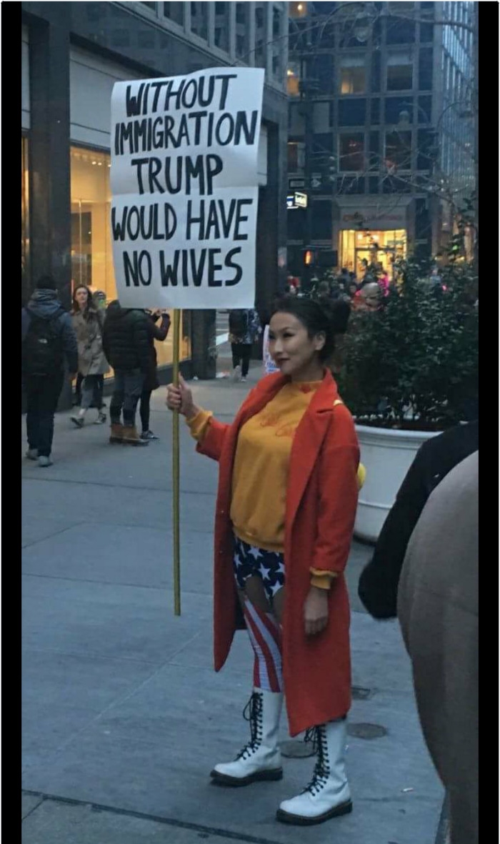 Aksi protes terhadap larangan muslim masuk AS ini menyentuh hati © 2017 twitter Aksi protes terhadap larangan muslim masuk AS ini menyentuh hati © 2017 twitter