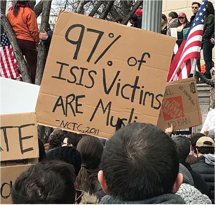15 Aksi protes terhadap larangan muslim masuk AS ini menyentuh hati