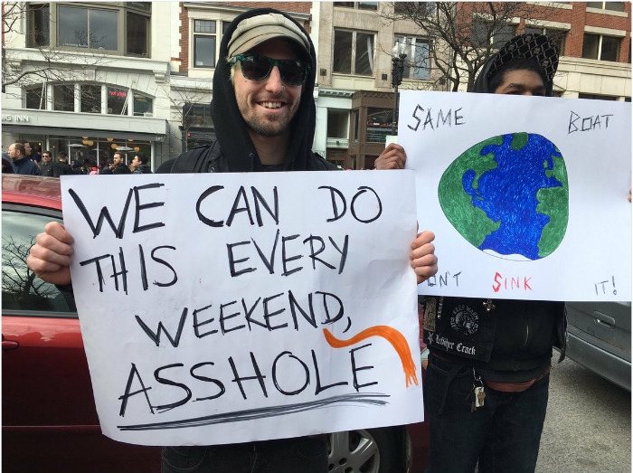 Aksi protes terhadap larangan muslim masuk AS ini menyentuh hati © 2017 twitter Aksi protes terhadap larangan muslim masuk AS ini menyentuh hati © 2017 twitter