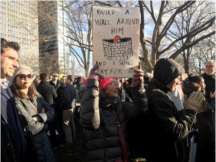 Aksi protes terhadap larangan muslim masuk AS ini menyentuh hati © 2017 twitter Aksi protes terhadap larangan muslim masuk AS ini menyentuh hati © 2017 twitter