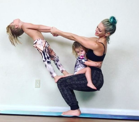 10 Aksi ibu ajak 2 anaknya lakukan pose yoga ini keren banget