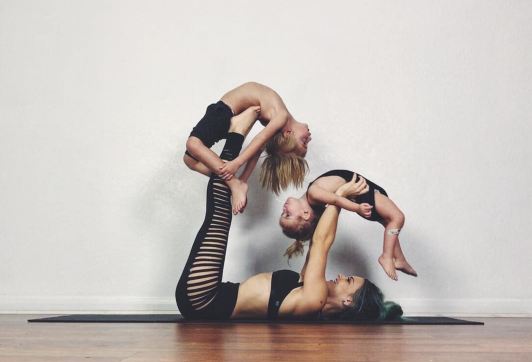 10 Aksi ibu ajak 2 anaknya lakukan pose yoga ini keren banget