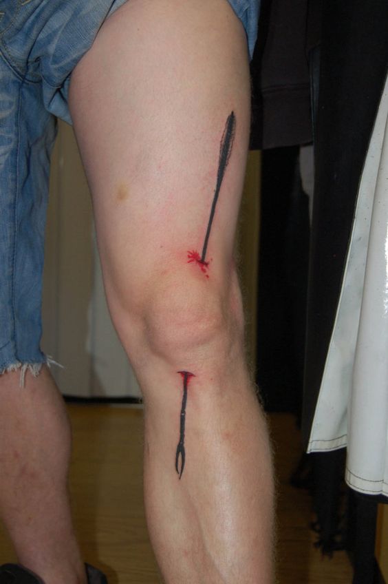 10 Desain tato di lutut ini bikin kamu ngilu sekaligus takjub