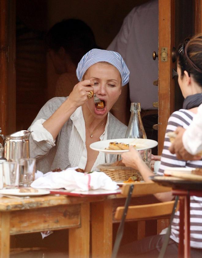 10 Foto kelakuan seleb Hollywood saat makan, masih ngefans?