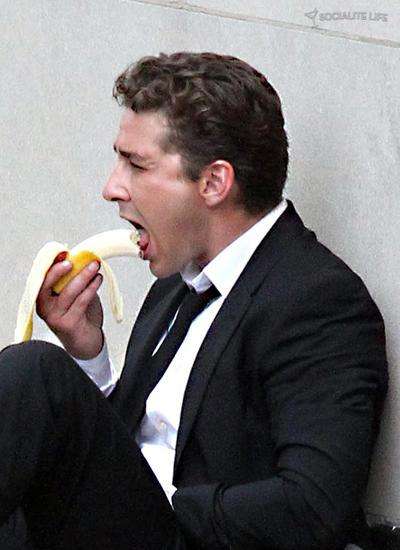 10 Foto kelakuan seleb Hollywood saat makan, masih ngefans?