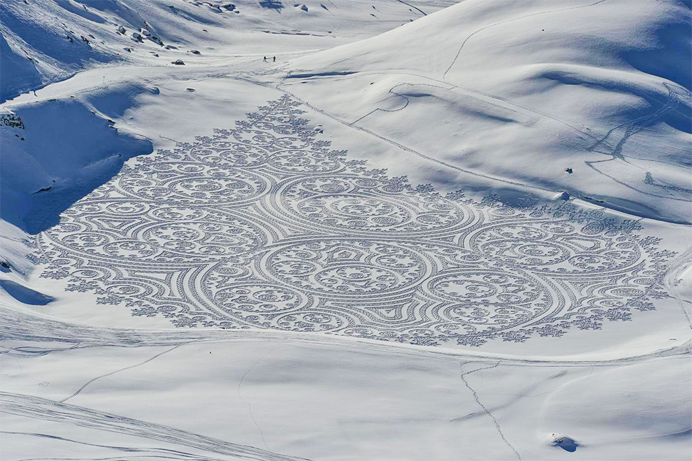 10 Lukisan raksasa di atas salju dan pasir ini dibikin dari jejak kaki