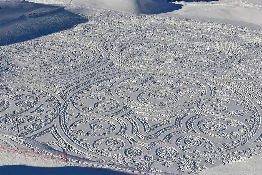 10 Lukisan raksasa di atas salju dan pasir ini dibikin dari jejak kaki