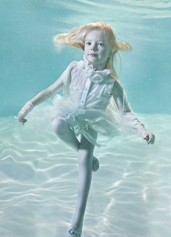 12 Foto pemotretan anak di bawah air ini kece abis
