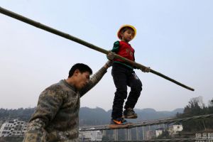 Ayah ini ajarkan anaknya berjalan di atas tali setiap hari, kenapa ya?