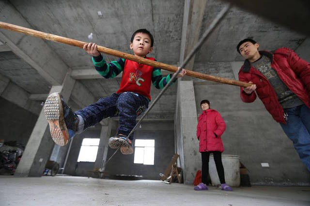 Wang jalan di atas tali © 2017 shanghaiist.com Wang jalan di atas tali © 2017 shanghaiist.com