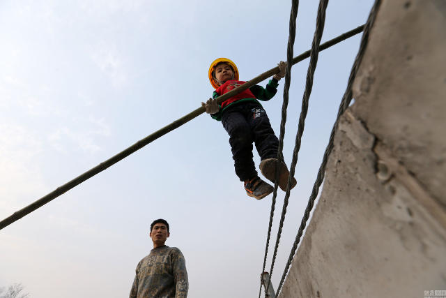 Ayah ini ajarkan anaknya berjalan di atas tali setiap hari, kenapa ya?