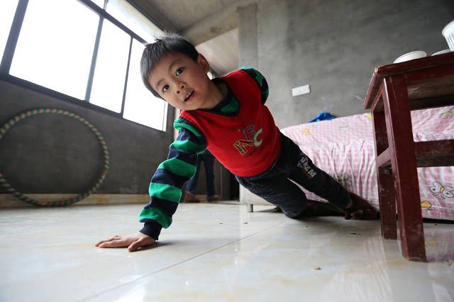 Wang jalan di atas tali © 2017 shanghaiist.com Wang jalan di atas tali © 2017 shanghaiist.com