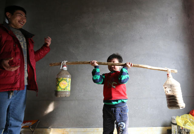 Wang jalan di atas tali © 2017 shanghaiist.com Wang jalan di atas tali © 2017 shanghaiist.com