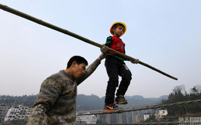 Ayah ini ajarkan anaknya berjalan di atas tali setiap hari, kenapa ya?