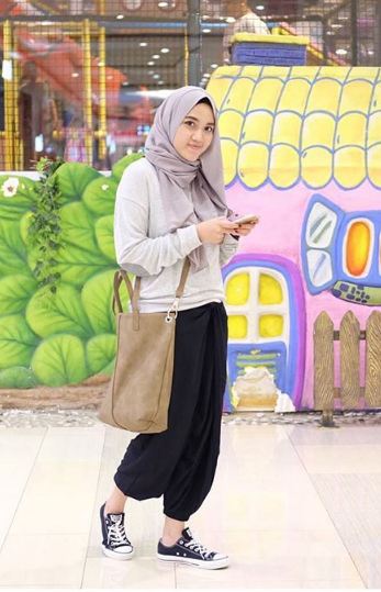 10 Inspirasi fashion simpel ala Chacha Thaib, hijaber bisa tiru nih