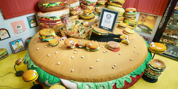 Pria ini koleksi replika hamburger sebanyak 3.724 buah, wow!
