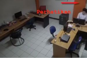 Baru sibuk lembur, pria ini malah diganggu munculnya makhluk halus