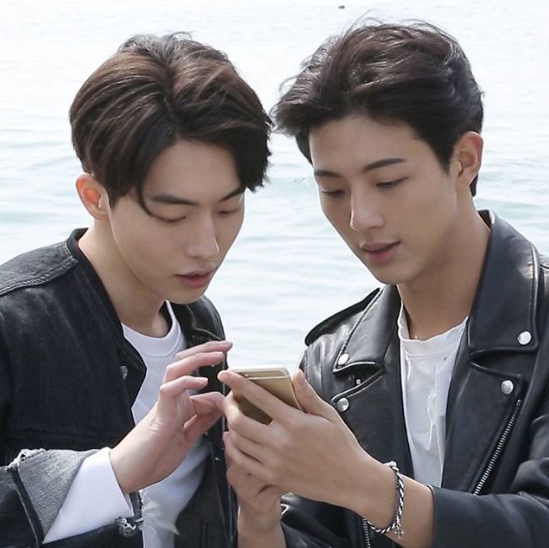 10 Potret bromance Nam Joo-hyuk dan Jisoo ini bikin cewek gagal fokus