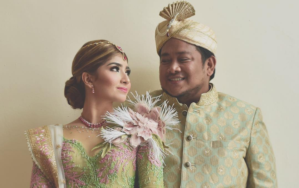 10 Foto kemesraan Fiona Fachru dan suami, pengantin baru nih