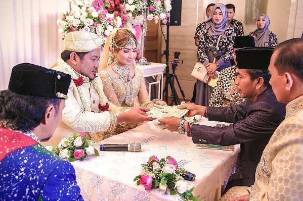 Fiona Fachru dan suami © 2017 instagram.com/fionafachru Fiona Fachru dan suami © 2017 instagram.com/fionafachru