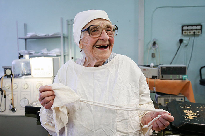 Usia 89 tahun, ahli bedah ini masih kuat tangani 4 operasi per hari