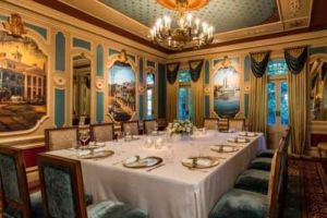 Di restoran eksklusif ini, biaya makan malam Rp 200 juta