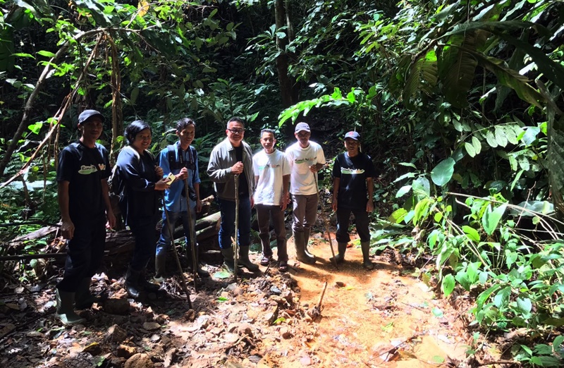 Ingin lihat Rafflesia, Rhenald Kasali juga tolong anak putus sekolah