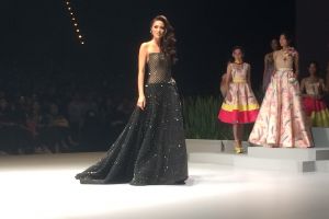 Kezia Warouw pamer gaunnya di ajang Miss Universe, indah banget