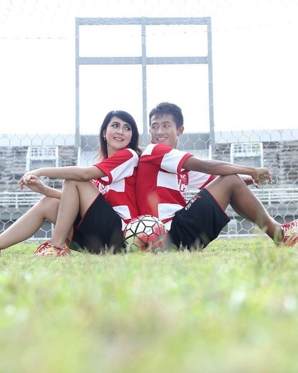 11 Foto Venty Pratiwi istri pemain timnas Bayu Gatra, cantiknya adem