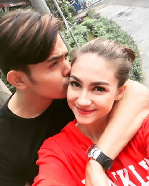 10 Foto kemesraan Alessia Cestaro dan sang suami, ada yang hamil