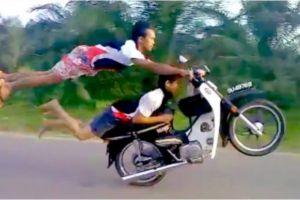 15 Tingkah nyeleneh pengendara motor ini bikin geleng-geleng kepala