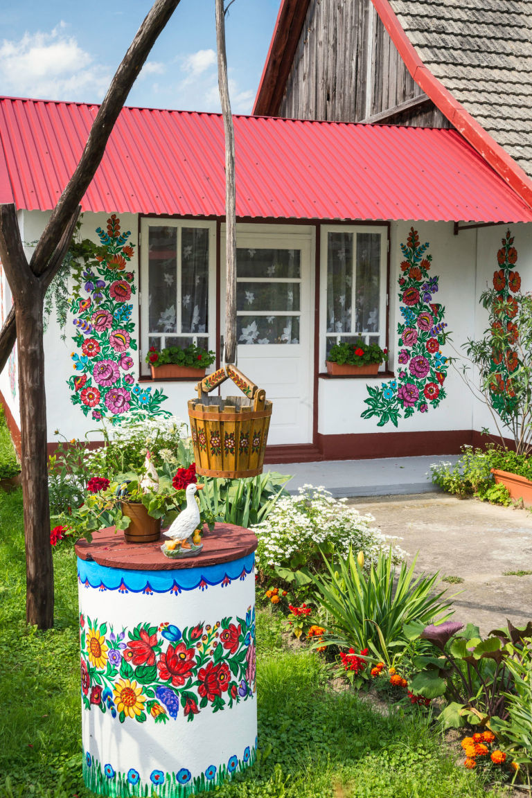10 Inspirasi dinding rumah unik, cocok buat kamu yang suka motif bunga