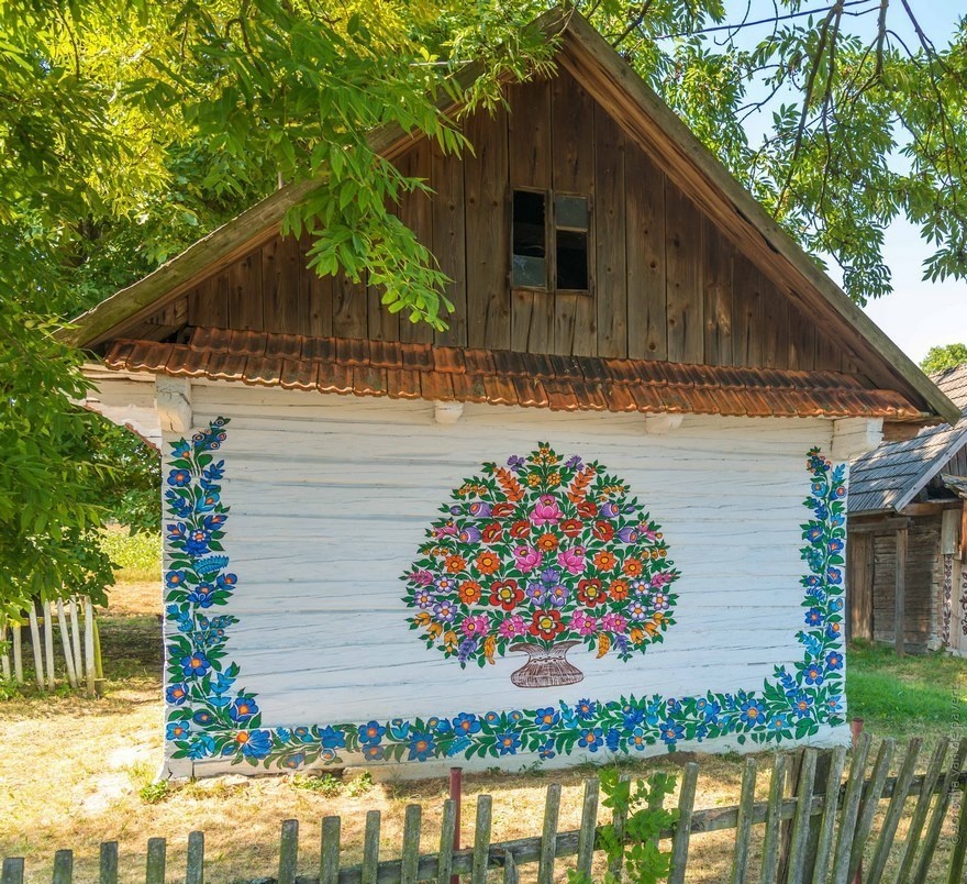 10 Inspirasi dinding rumah unik, cocok buat kamu yang suka motif bunga