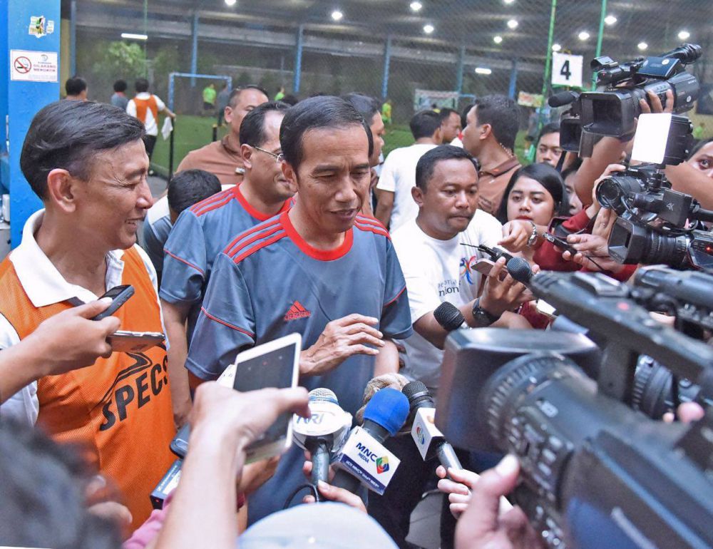10 Foto keseruan Presiden Jokowi main futsal lawan wartawan Istana