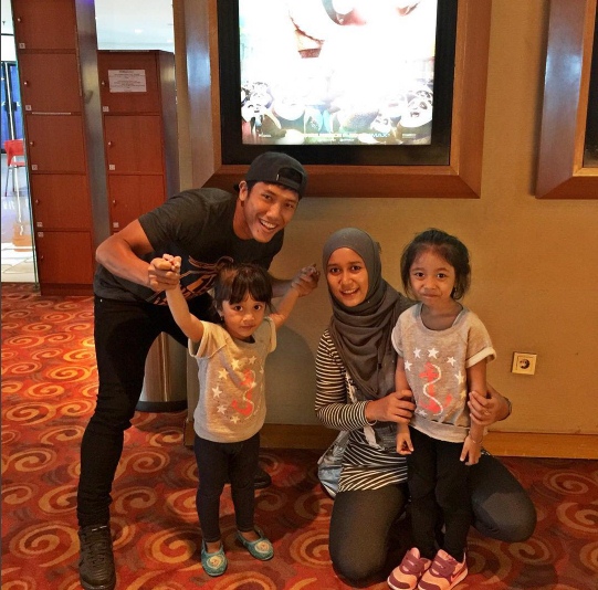 12 Potret bintang Arema Ahmad Bustomi bersama keluarga, ngemong banget