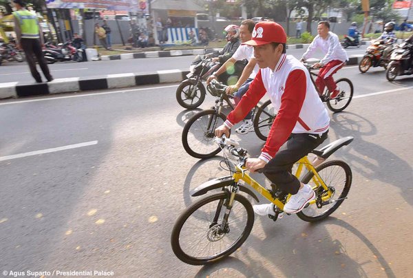 15 Potret keseruan Presiden Jokowi saat berolahraga, nyantai abis