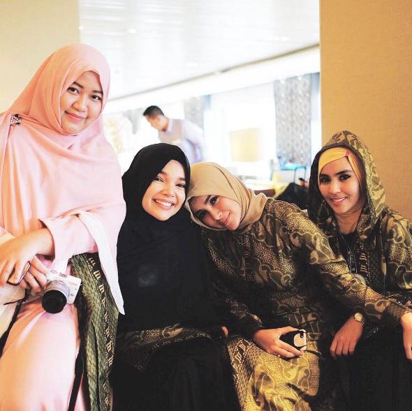 Olla Ramlan Umroh Dewi Sandra © 2017 brilio.net