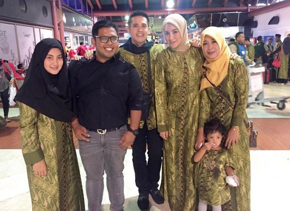 13 Foto Olla Ramlan dan keluarga ibadah umrah bareng Dewi Sandra