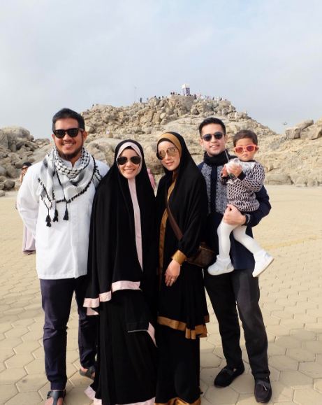 Olla Ramlan Umroh Dewi Sandra © 2017 brilio.net