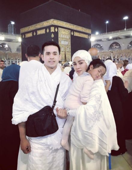 Olla Ramlan Umroh Dewi Sandra © 2017 brilio.net