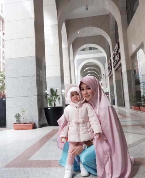 Olla Ramlan Umroh Dewi Sandra © 2017 brilio.net