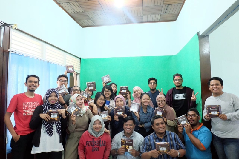 Hitz FM bagi cokelat  © 2017 brilio.net Hitz FM bagi cokelat  © 2017 brilio.net