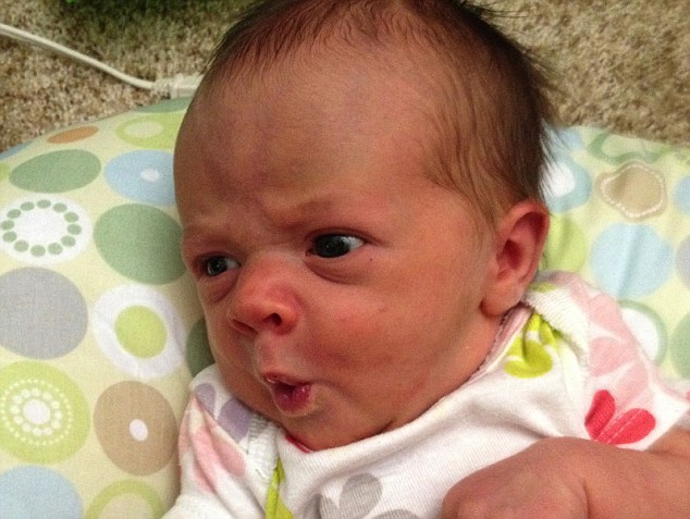 15 Ekspresi bayi mengejan ini bikin makin gemes melihatnya, kocak abis