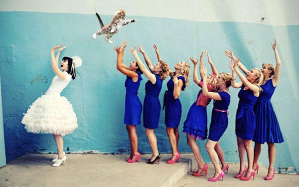 15 Foto editan pengantin lempar 'bunga' ini lucunya bikin ketawa