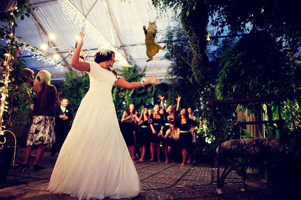 15 Foto editan pengantin lempar 'bunga' ini lucunya bikin ketawa
