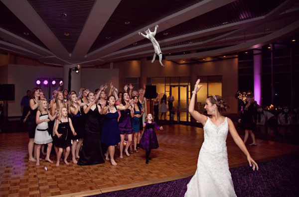 foto editan pengantin lempar bunga ini bikin ngakak © 2017 bajiroo