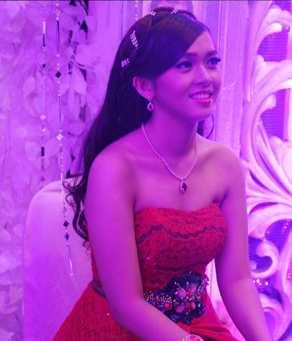 10 Foto cantiknya Putri Ayu, penyanyi yang memukau di debat Pilgub DKI
