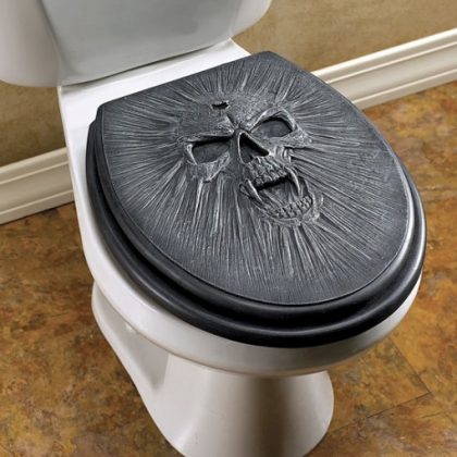 13 Toilet dengan desain paling menyeramkan, bikin jantungen nih