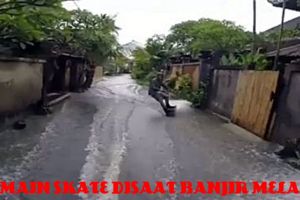 Orang ini manfaatkan banjir di Bali buat main skateboard, kreatif abis