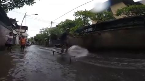 Orang ini manfaatkan banjir di Bali buat main skateboard, kreatif abis